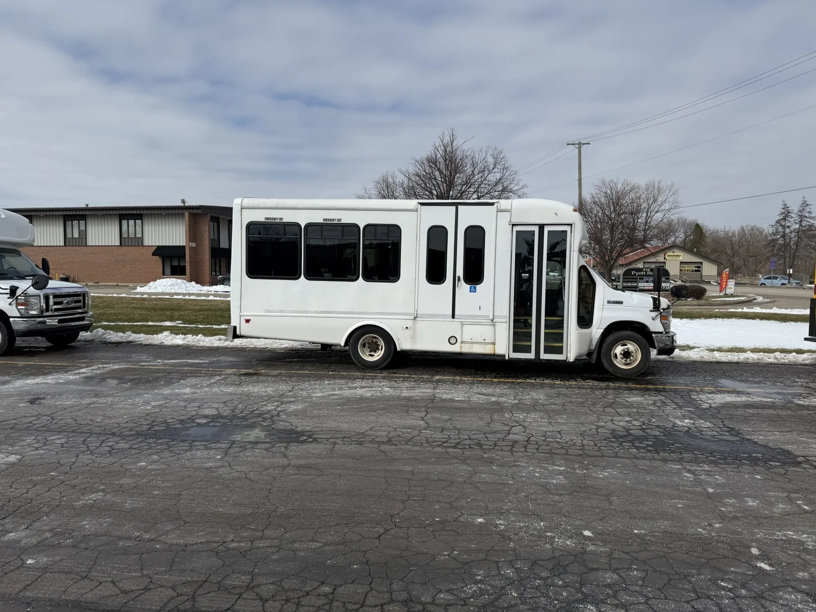 White 2016 Ford E-350 Shuttle Bus for sale in Crystal Lake, IL