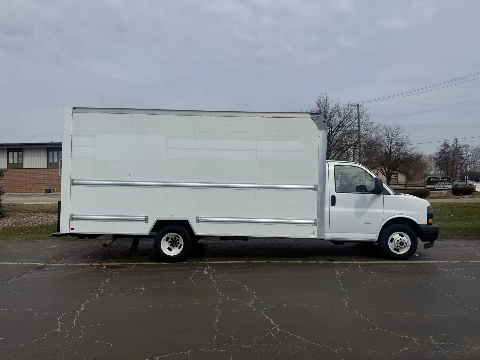 White 2021 GMC 3500 16ft Box Truck for sale in Crystal Lake, IL