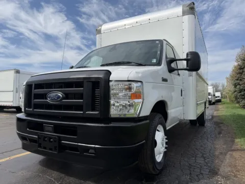 More photos of 2022 Ford E-350 16ft Box Truck at Signature Truck Center, IL