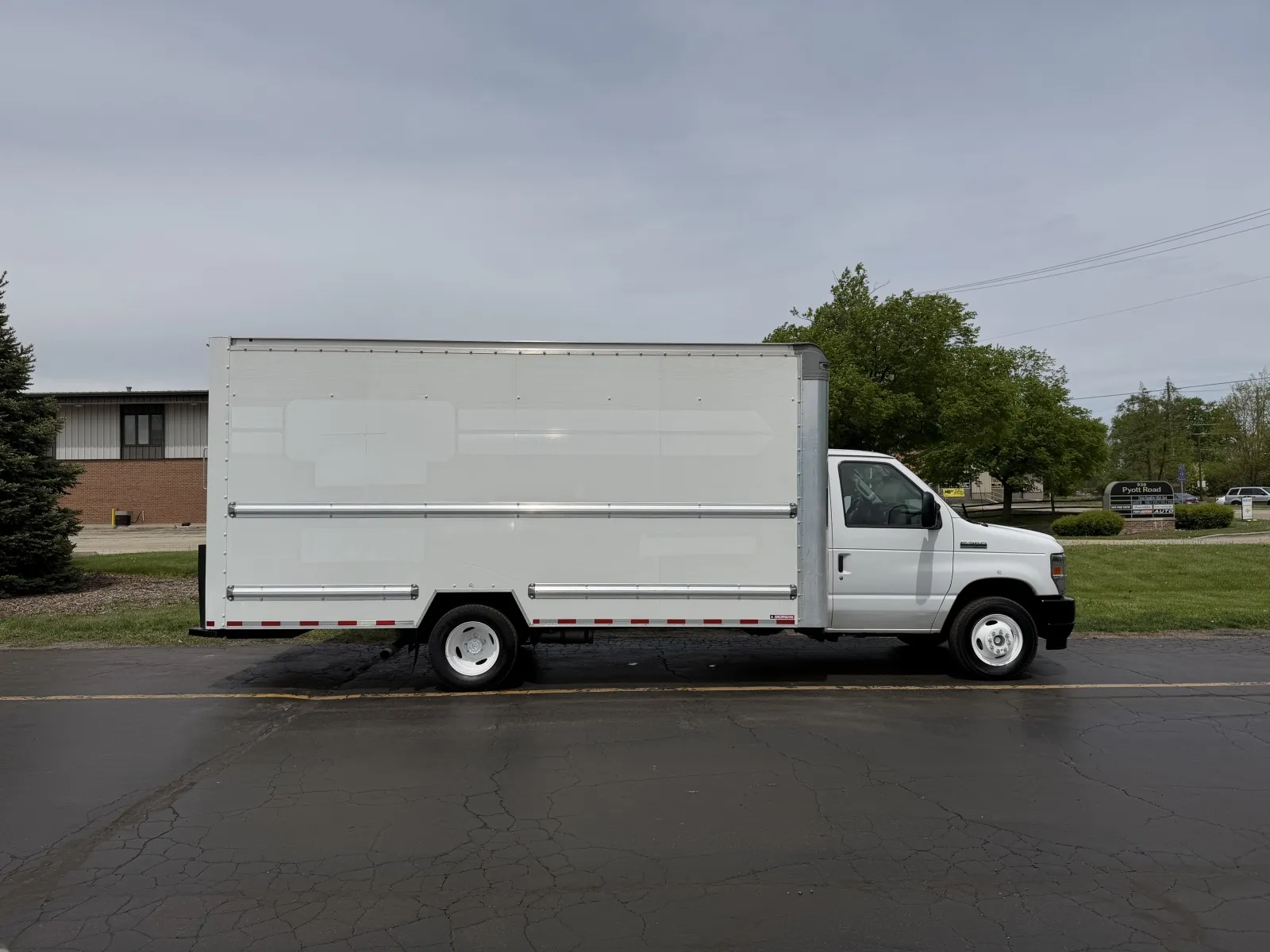 2022 Ford E-Series SRW E-350 Super Duty 138 in WB's photo