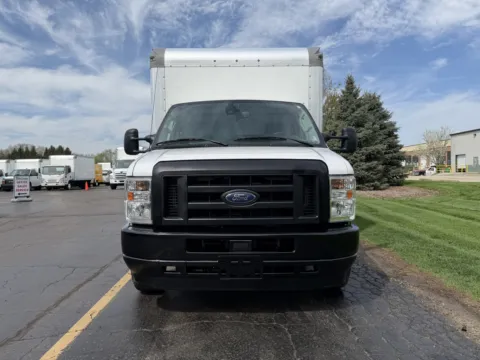 More photos of 2022 Ford E-350 16ft Box Truck at Signature Truck Center, IL