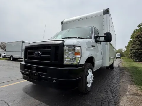 More photos of 2022 Ford E-350 16ft Box Truck at Signature Truck Center, IL