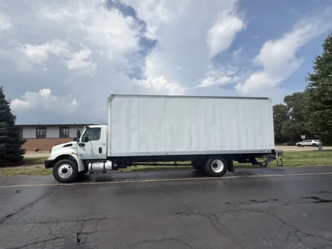 White 2020 International MV607 26ft CDL Box Truck with Lift Gate for sale in Crystal Lake, IL