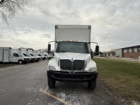 More photos of 2020 International MV607 26ft Box Truck with Lift Gate at Signature Truck Center, IL