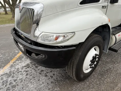 More photos of 2020 International MV607 26ft Box Truck with Lift Gate at Signature Truck Center, IL