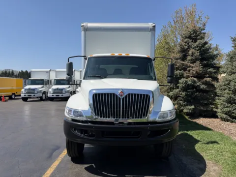 More photos of 2020 International MV607 26ft Box Truck with Lift Gate at Signature Truck Center, IL