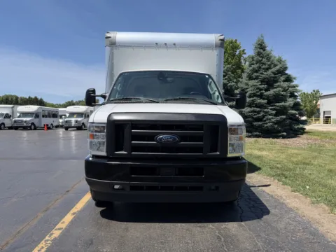 More photos of 2022 Ford E-350 16ft Box Truck at Signature Truck Center, IL