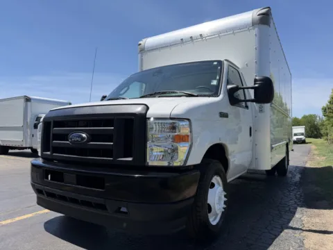 More photos of 2022 Ford E-350 16ft Box Truck at Signature Truck Center, IL