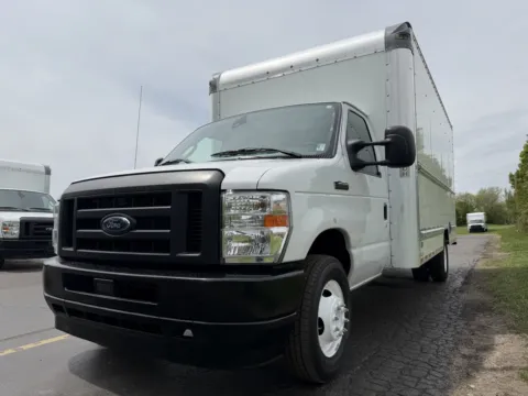 More photos of 2022 Ford E-350 16ft Box Truck at Signature Truck Center, IL