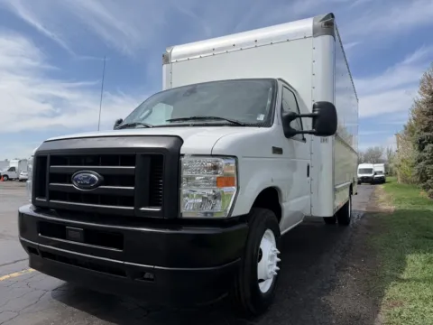 More photos of 2022 Ford E-350 16ft Box Truck at Signature Truck Center, IL