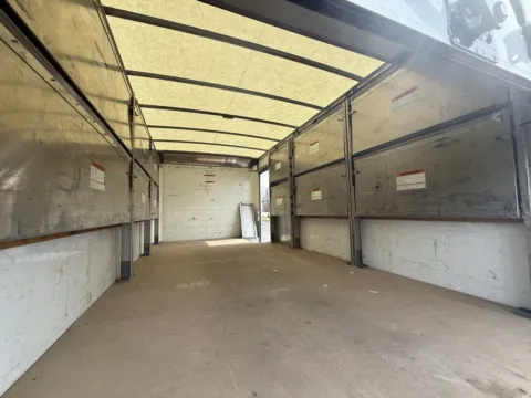 More photos of 2022 GMC 3500 16ft Box Truck at Signature Truck Center, IL