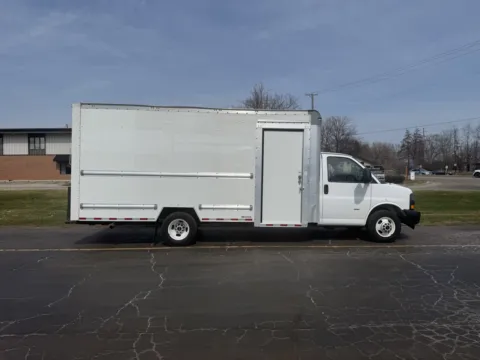 White 2022 GMC 3500 16ft Box Truck for sale in Crystal Lake, IL
