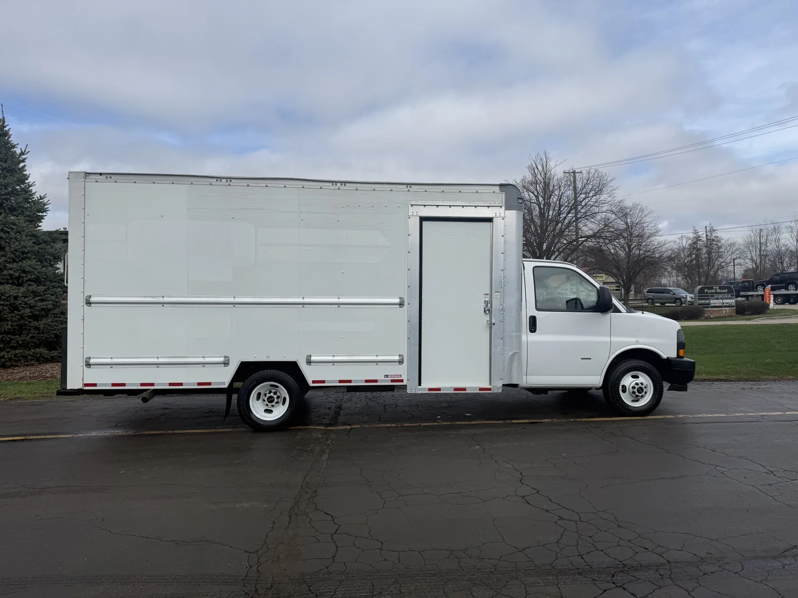 White 2022 GMC 3500 16ft Box Truck for sale in Crystal Lake, IL