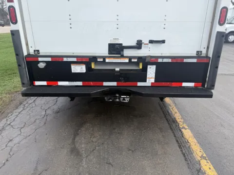 More photos of 2022 GMC 3500 16ft Box Truck at Signature Truck Center, IL