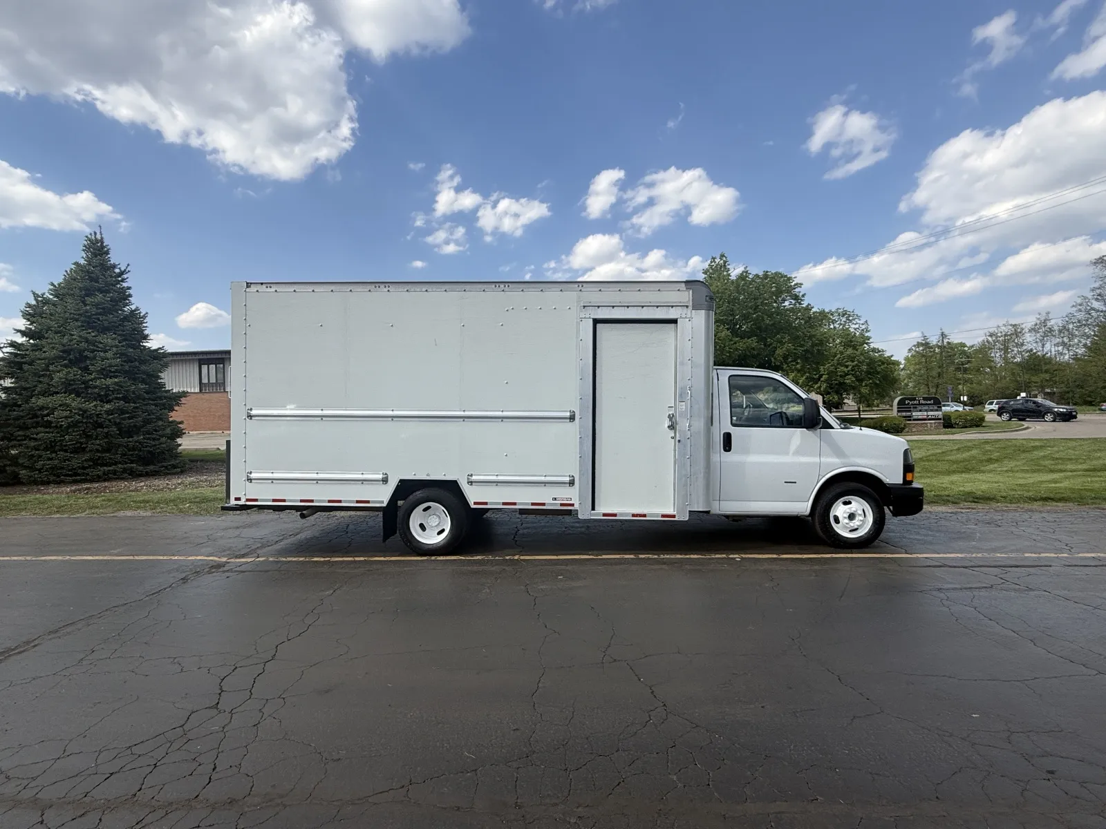 White 2022 GMC Savana 3500 for sale in Crystal Lake, IL