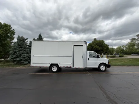 White 2022 GMC Savana 3500 for sale in Crystal Lake, IL