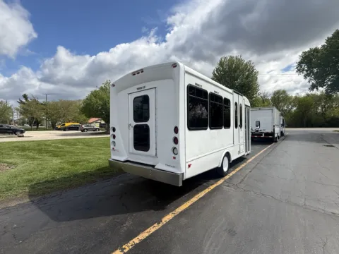 More photos of 2016 Ford E-Series 15 Passenger Shuttle Bus at Signature Truck Center, IL