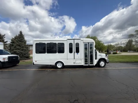 White 2016 Ford E-Series 15 Passenger Shuttle Bus for sale in Crystal Lake, IL