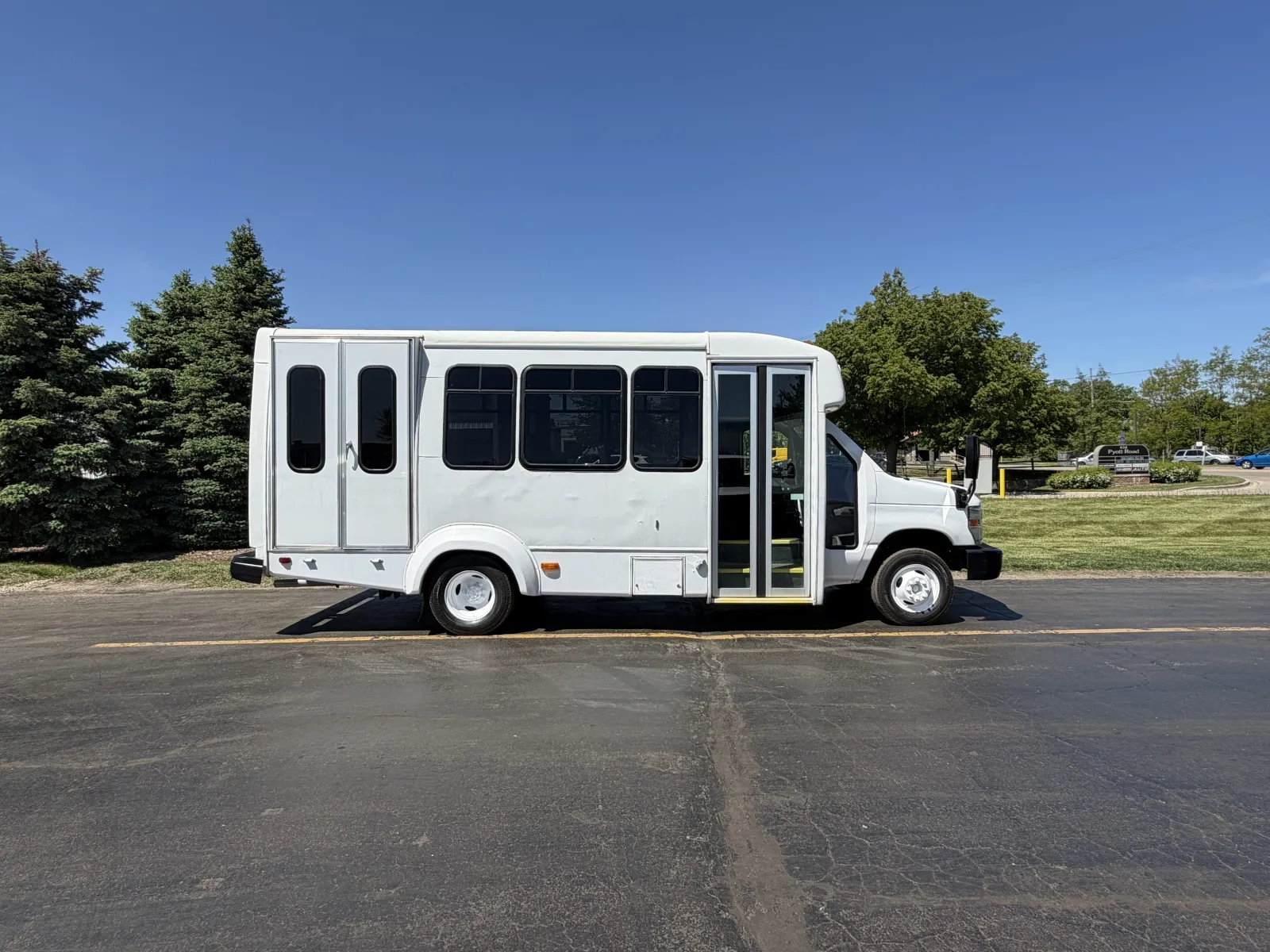 White 2015 Ford E-Series E-450 SD for sale in Crystal Lake, IL