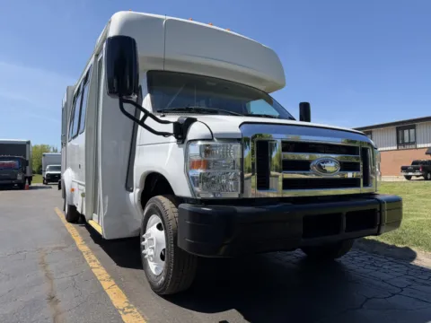 Photos of 2015 Ford E-Series E-450 SD for sale in Crystal Lake, IL at Signature Truck Center