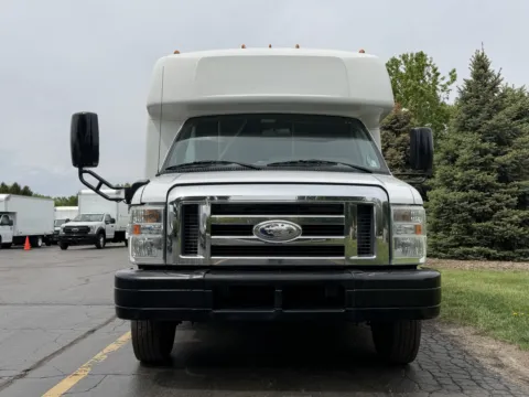 More photos of 2015 Ford E-Series E-450 SD at Signature Truck Center, IL