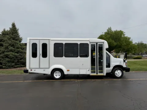 White 2015 Ford E-Series E-450 SD for sale in Crystal Lake, IL