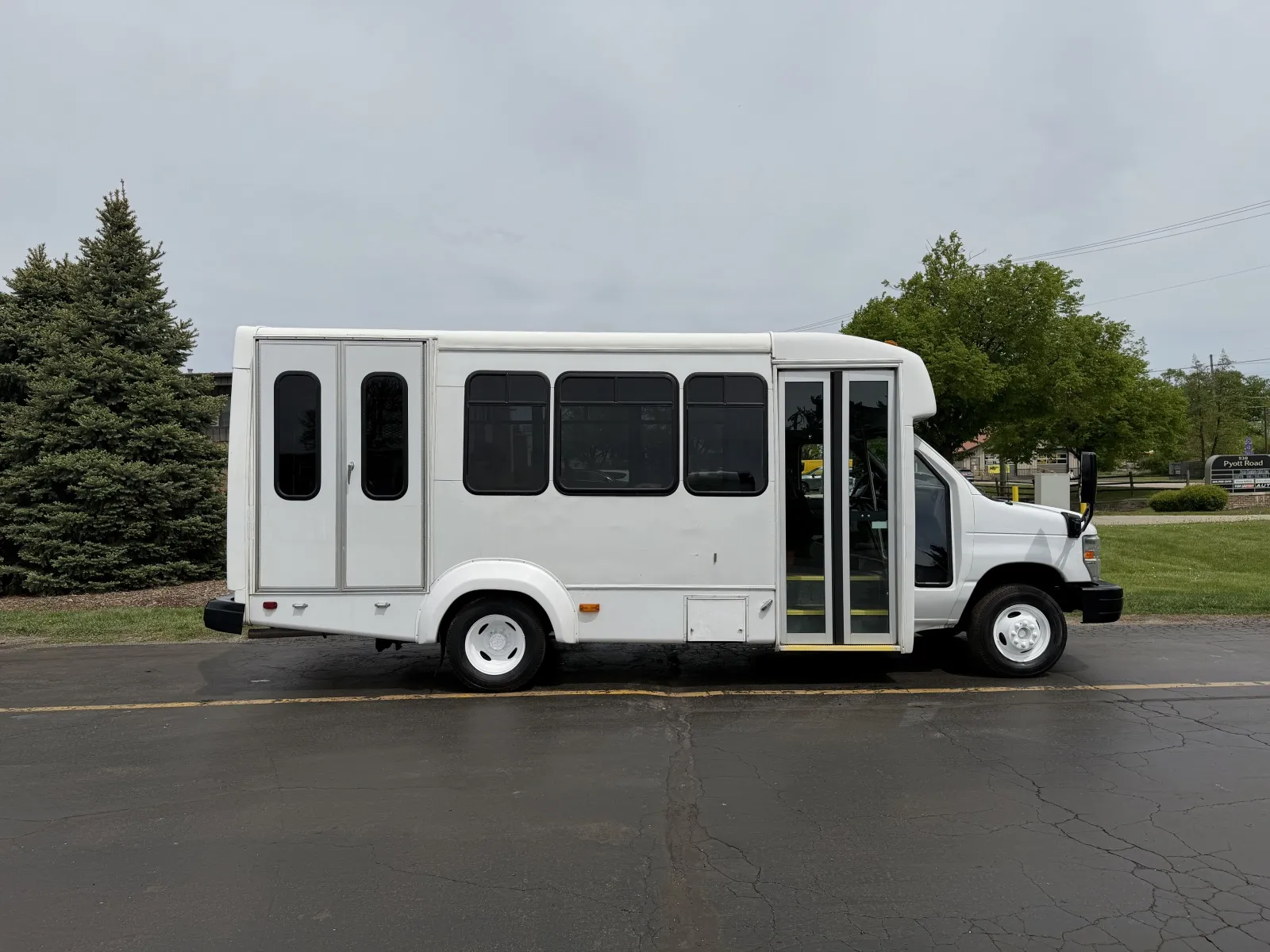 White 2015 Ford E-Series E-450 SD for sale in Crystal Lake, IL