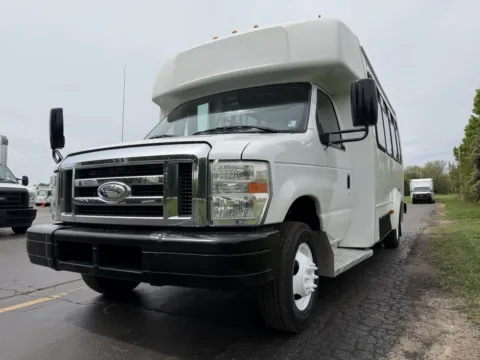 More photos of 2015 Ford E-Series E-450 SD at Signature Truck Center, IL