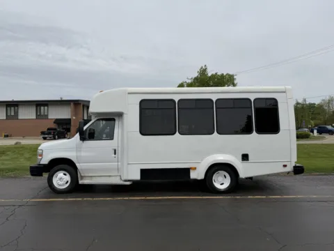 Photos of 2015 Ford E-Series E-450 SD for sale in Crystal Lake, IL at Signature Truck Center