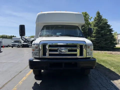 Another view of 2015 Ford E-Series E-450 SD for sale in Crystal Lake, IL at Signature Truck Center