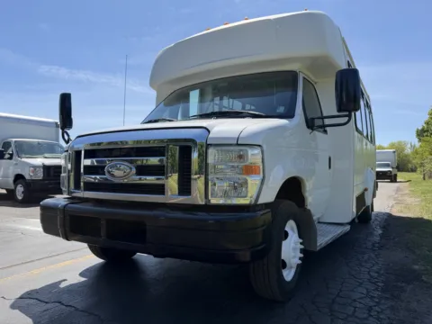 More photos of 2015 Ford E-Series E-450 SD at Signature Truck Center, IL