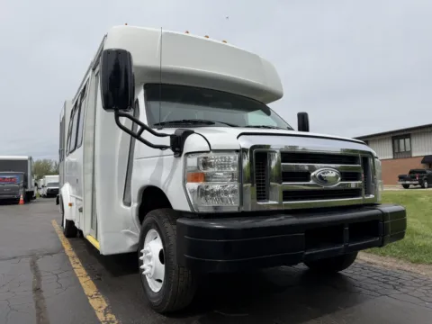 Another view of 2015 Ford E-Series E-450 SD for sale in Crystal Lake, IL at Signature Truck Center