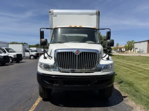 More photos of 2016 International DuraStar 4300 at Signature Truck Center, IL