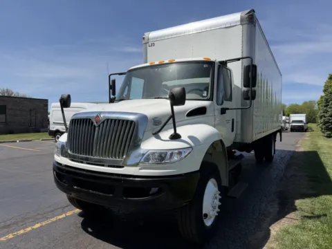 More photos of 2016 International DuraStar 4300 at Signature Truck Center, IL