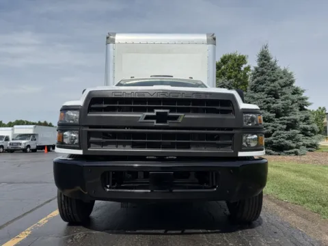 More photos of 2020 Chevrolet Silverado 4500 16 ft Box Truck at Signature Truck Center, IL