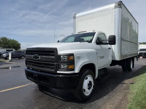 More photos of 2020 Chevrolet Silverado 4500 16 ft Box Truck at Signature Truck Center, IL