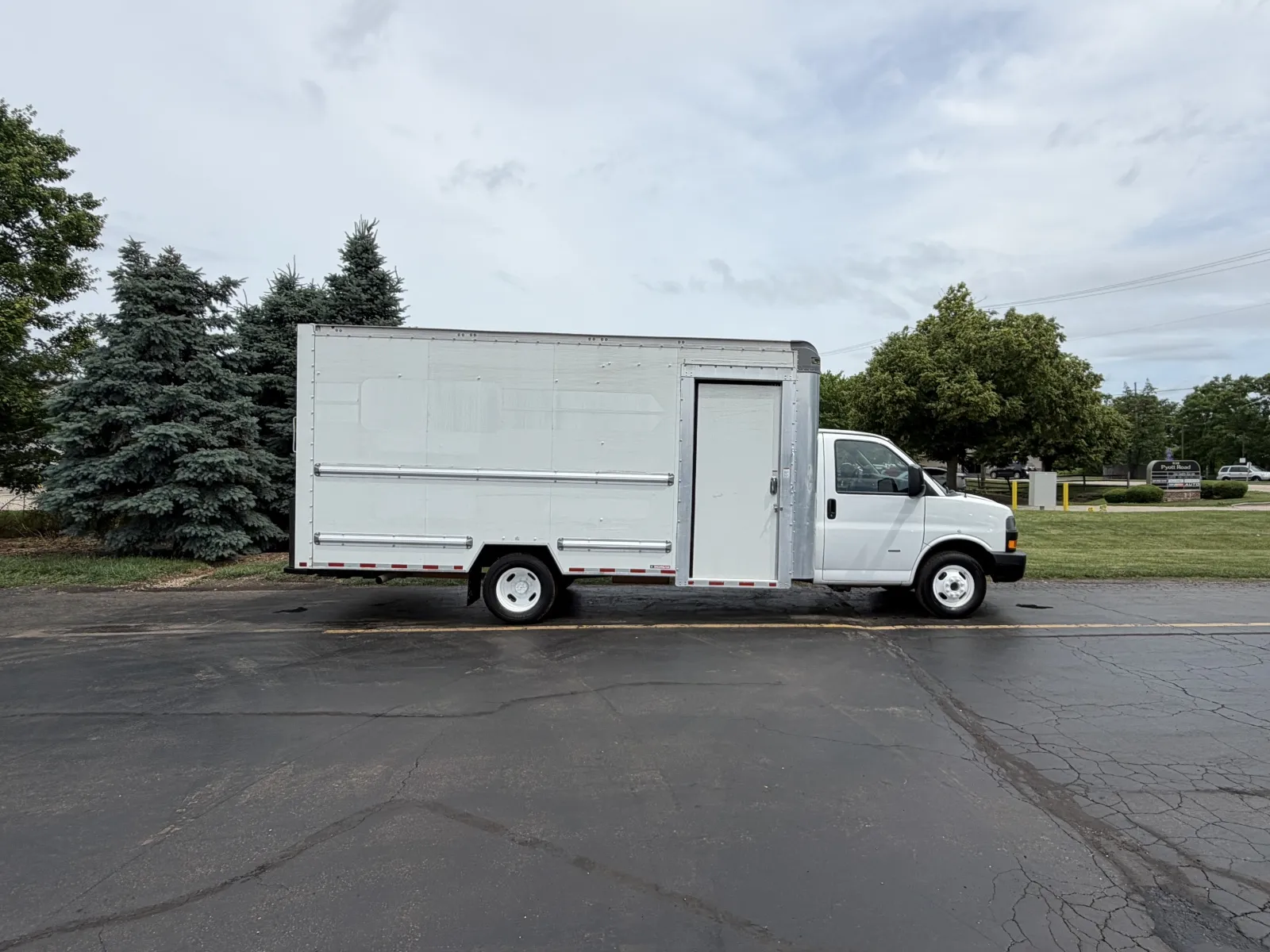 White 2022 GMC Savana 3500 for sale in Crystal Lake, IL