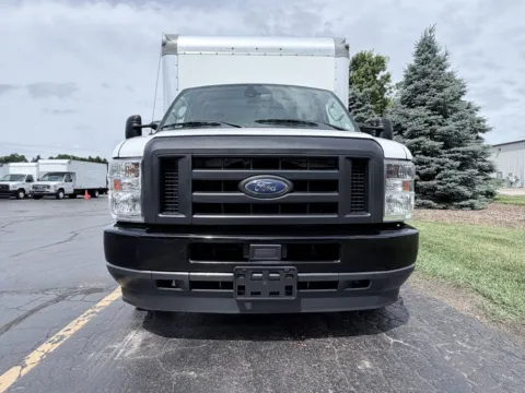 More photos of 2022 Ford E-Series E-350 SD at Signature Truck Center, IL