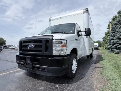 More photos of 2022 Ford E-Series E-350 SD at Signature Truck Center, IL
