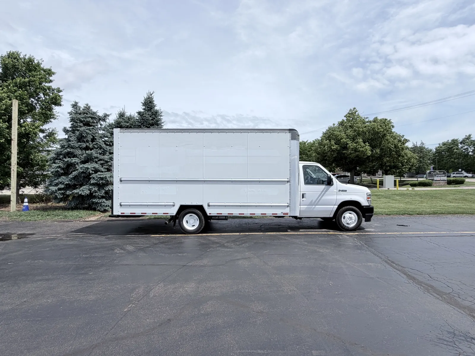 White 2022 Ford E-Series E-350 SD for sale in Crystal Lake, IL