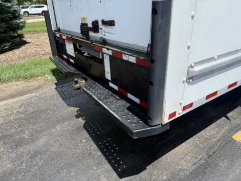 More photos of 2017 GMC Savana 3500 at Signature Truck Center, IL