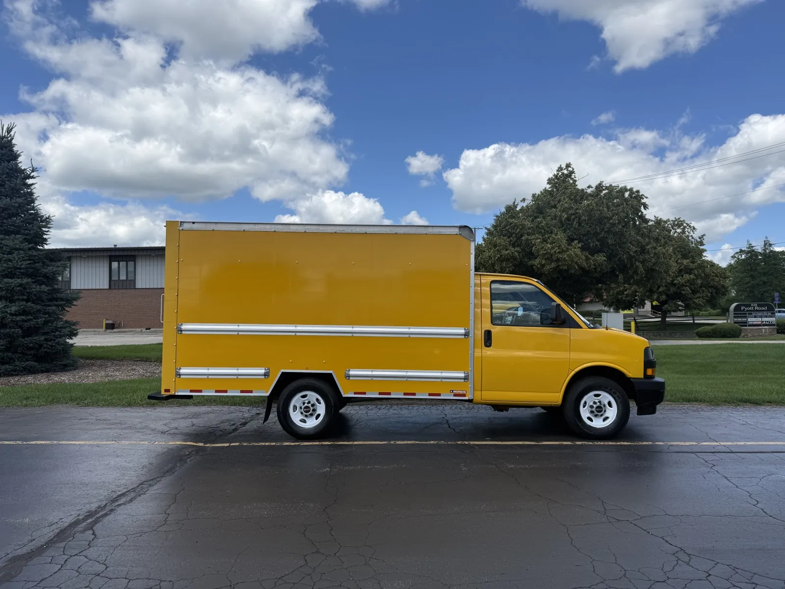 Yellow 2021 GMC Savana 3500 for sale in Crystal Lake, IL
