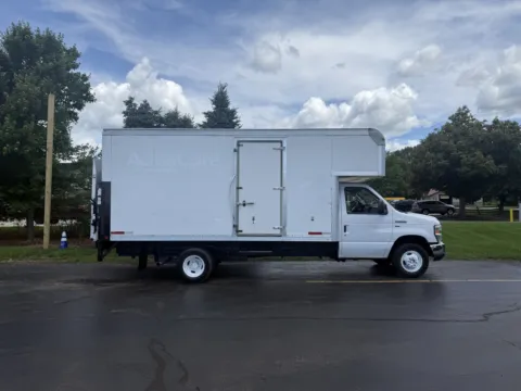White 2019 Ford E-450 16 FT Attic truck with Liftgate and Side Door for sale in Crystal Lake, IL