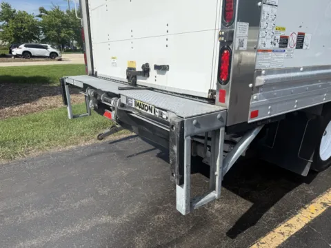 More photos of 2020 Isuzu NPR 16 FT Box Truck with Liftgate at Signature Truck Center, IL