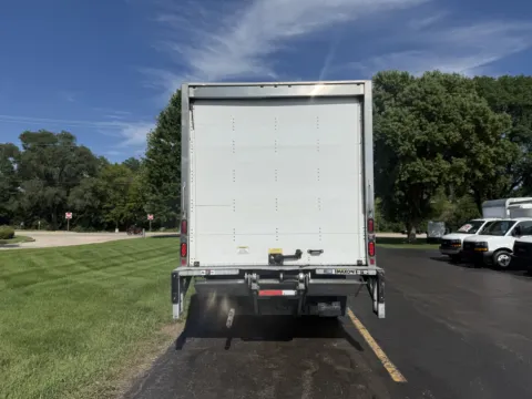 More photos of 2020 Isuzu NPR 16 FT Box Truck with Liftgate at Signature Truck Center, IL
