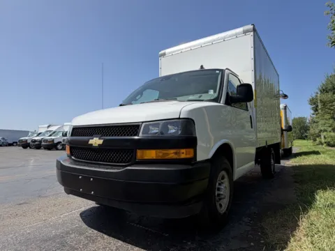 More photos of 2021 Chevrolet Express 3500 12 FT Box Truck with Liftgate at Signature Truck Center, IL