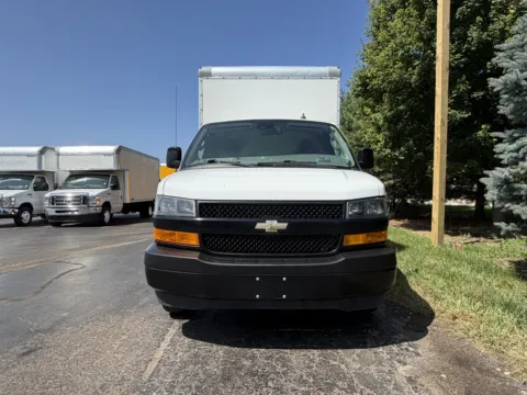 More photos of 2021 Chevrolet Express 3500 12 FT Box Truck with Liftgate at Signature Truck Center, IL