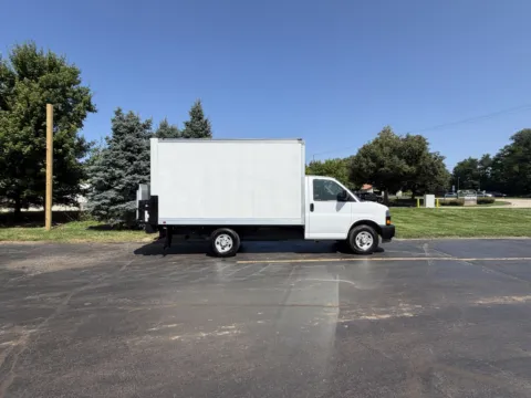 White 2021 Chevrolet Express 3500 12 FT Box Truck with Liftgate for sale in Crystal Lake, IL