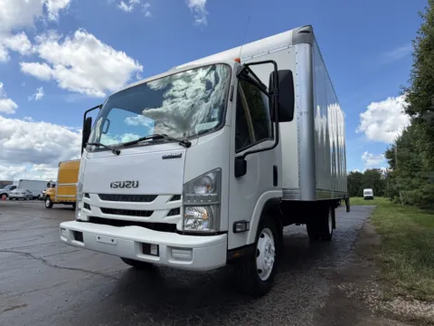 More photos of 2018 Isuzu NPR EFI 16ft Box Truck with Liftgate at Signature Truck Center, IL