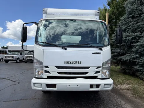 More photos of 2018 Isuzu NPR EFI 16ft Box Truck with Liftgate at Signature Truck Center, IL